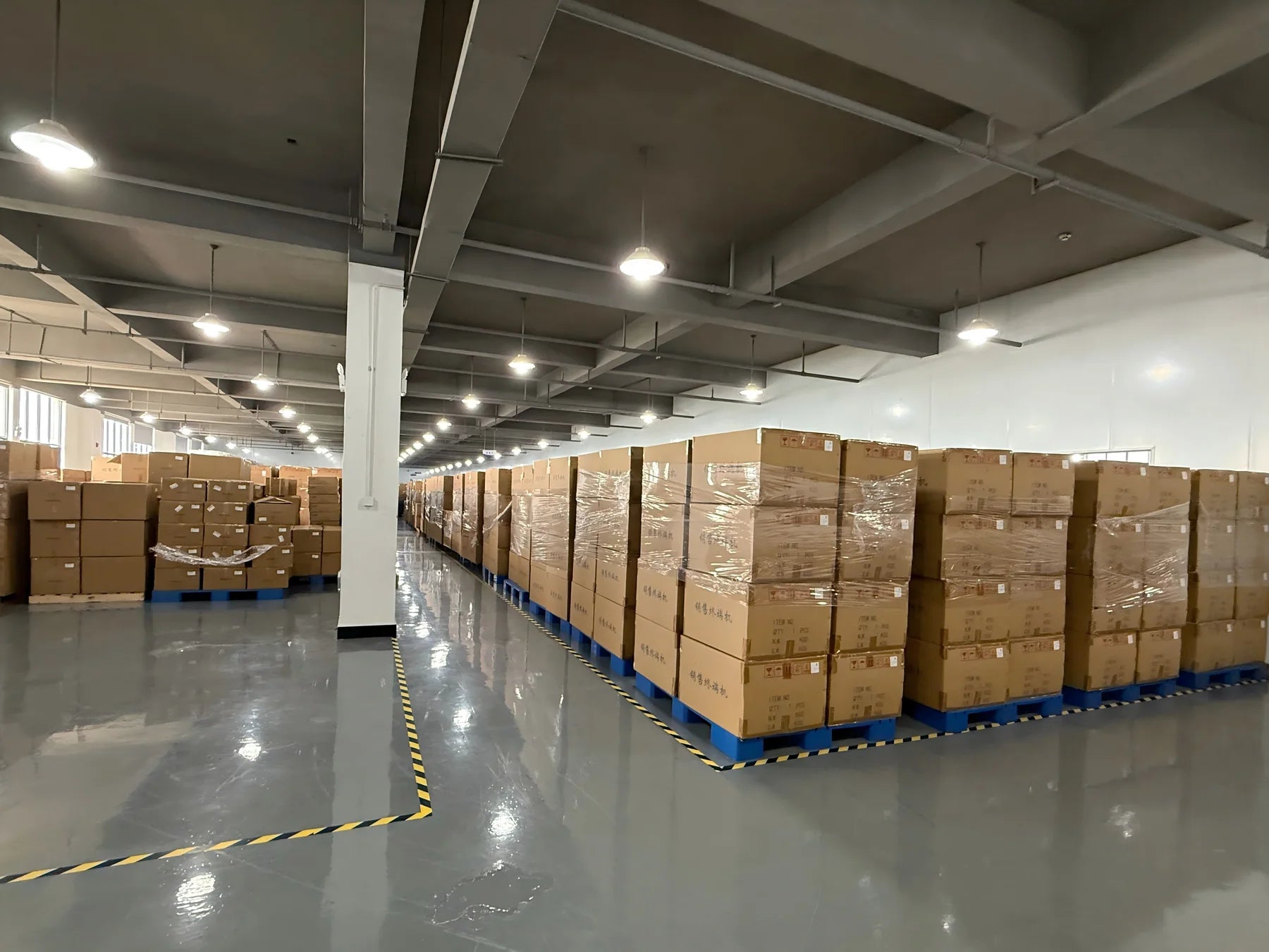 Finished-goods storage area inside the Jingxi Box Hunan production base
